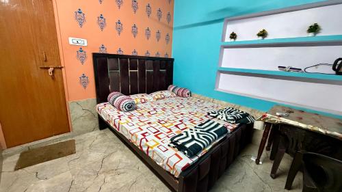 Una cama o camas en una habitación de Tandon Lodge On The Ganga Ghat Homestay