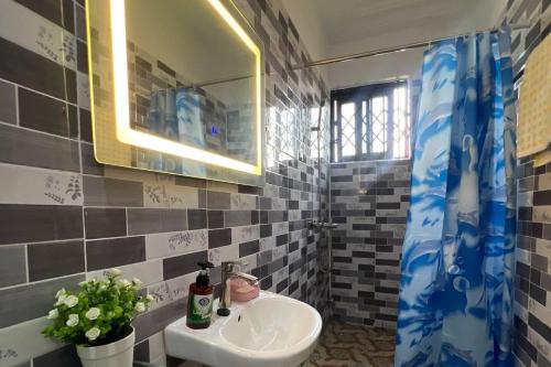 Phòng tắm tại 5 Bedroom House Sleeps 12 -Balcony -Hired security