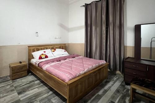 Giường trong phòng chung tại 5 Bedroom House Sleeps 12 -Balcony -Hired security