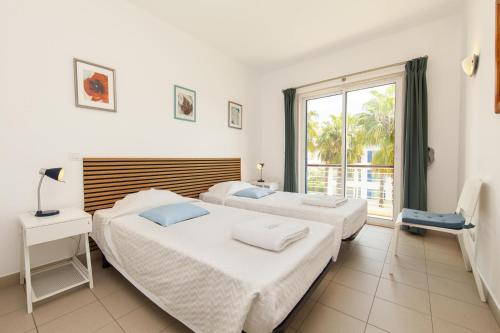 B06 - Top-Floor Marina 2 Bed Apartment