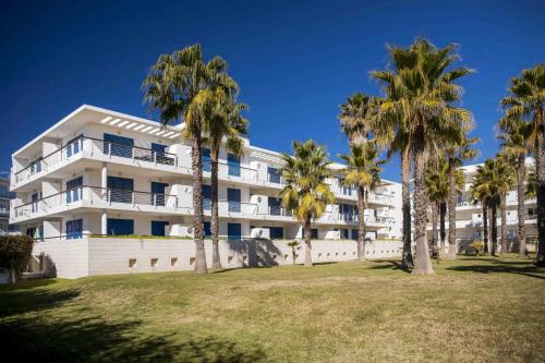 B06 - Top-Floor Marina 2 Bed Apartment