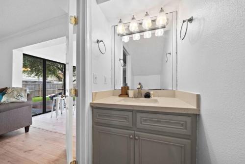 un baño con lavabo y espejo en Cozy home close to Kemah Boardwalk with game room, en Clear Lake Shores