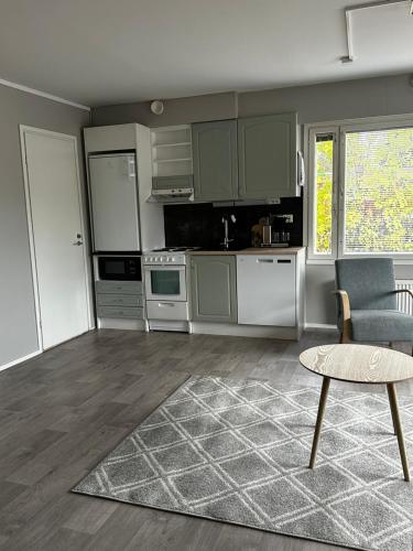 Een keuken of kitchenette bij Viihtyisä esteetön saunallinen asunto entisellä paloasemalla