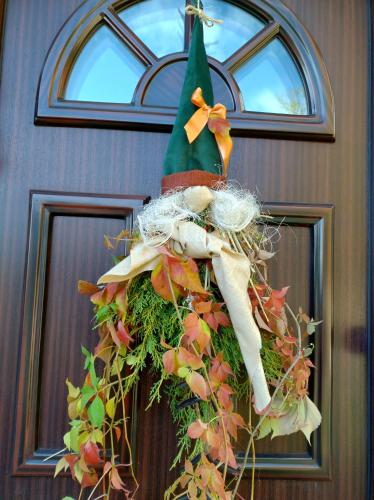a wreath with a gnome on top of a door at Agroturystyka Magnolia in Cieszyno