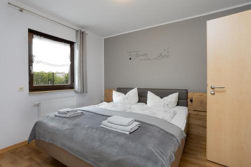 a bedroom with a bed with towels on it at Am Wiesengrund in Lebus