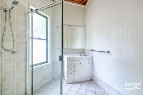 Ένα μπάνιο στο Tropical escape in central location Entire house