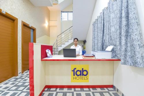 Ο χώρος του λόμπι ή της ρεσεψιόν στο FabHotel Grand Embassy