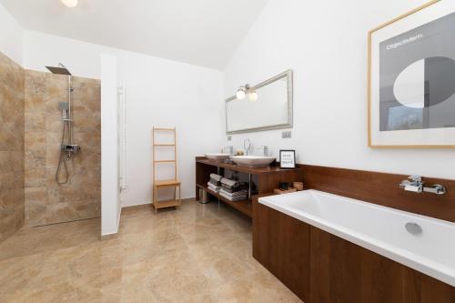 Ένα μπάνιο στο Villa Bel with pool