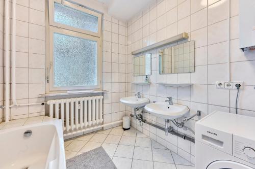 a bathroom with two sinks and a window at NEW Lisa 1, schönes WG-Zimmer, zentral in Pforzheim in Pforzheim