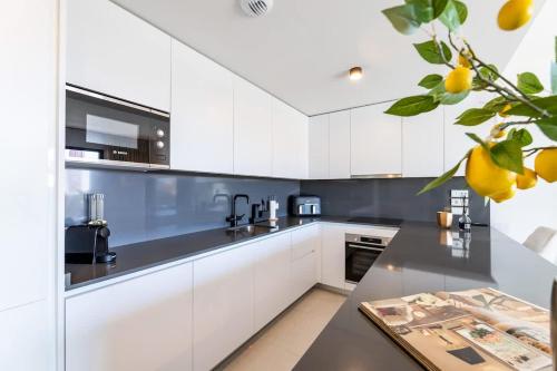 Luxury 2BD Flat - Pools - Parking - Spa - Gym