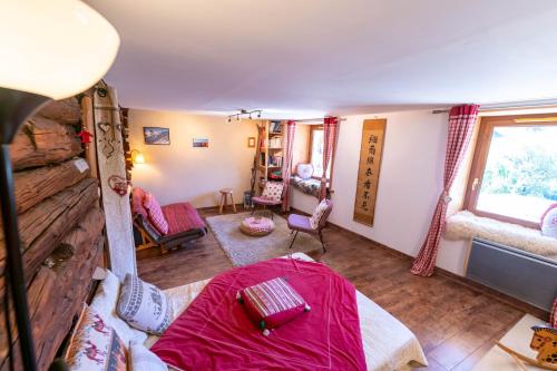 Una sala de estar con una cama y una ventana. en Bel appartement confortable et lumineux Molines en Queyras - Saint Véran, en Molines-en-Queyras