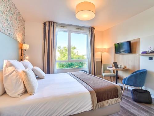 una stanza d'albergo con un letto e una finestra di Séjours & Affaires Paris-Vitry a Vitry-sur-Seine