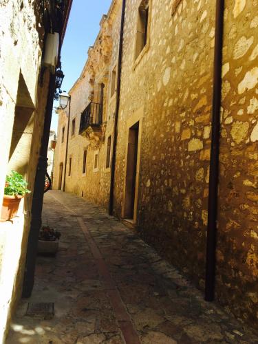 an alley in an old town with a building at Hostal Posada La Panadera in Sepúlveda