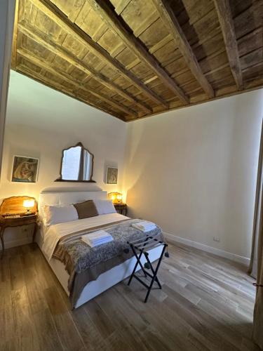 Un dormitorio con una cama y un techo de madera. en Lovely Rome Suite, en Roma