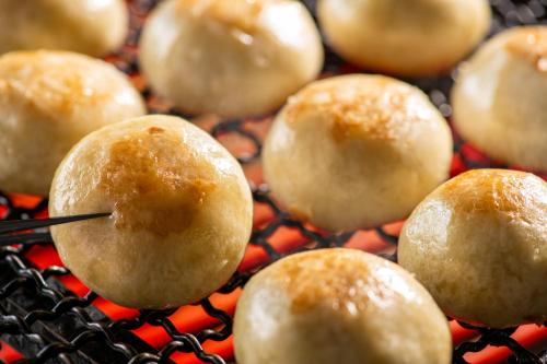 a group of buns on a cooling rack at KAMENOI HOTEL Kusatsu Resort in Kusatsu