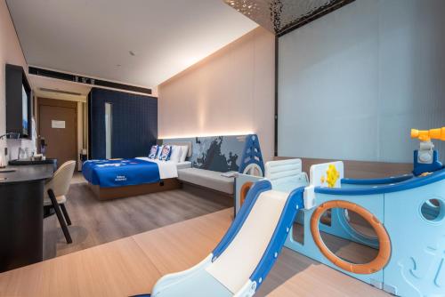 広州市にあるAtour Light Hotel Guangzhou Pazhou Exhibition Canton Tower Subway Stationの子供部屋(スライダー、ベッド付)
