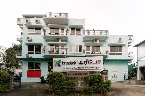 un bâtiment avec une enseigne devant lui dans l'établissement Treebo SNS Grand Inn, à Yelagiri