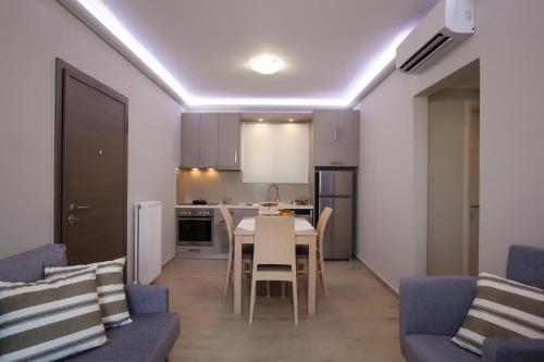 Zante Suitesにあるキッチンまたは簡易キッチン