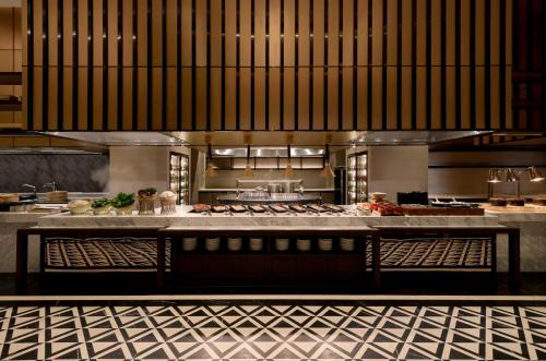 uma grande cozinha com um balcão num restaurante em InterContinental Halong Bay Resort by IHG em Ha Long
