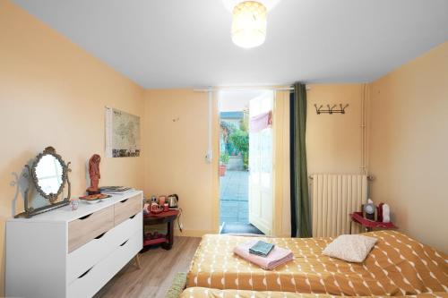 Ένα ή περισσότερα κρεβάτια σε δωμάτιο στο Chambre D'hotes - La Bonbonnière