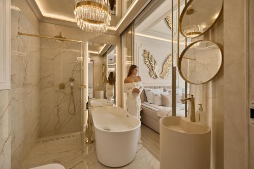 Foto Jacuzzi Mirror Suite Granaria by Downtown Apartments 1