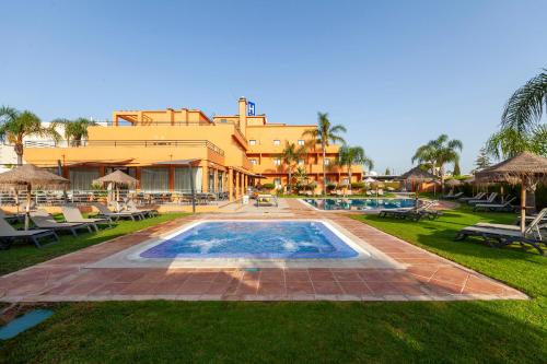 a resort with a swimming pool and a resort at Hotel Praia Sol in Quarteira