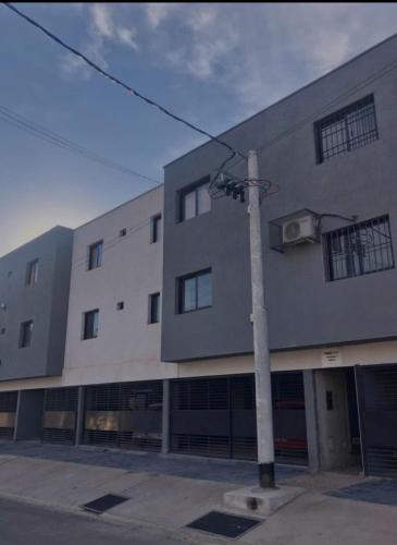un bâtiment avec un lampadaire devant dans l'établissement Departamento a metros del Shopping, à Guaymallen