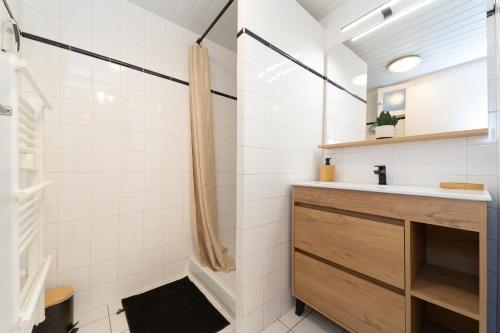 a bathroom with a shower and a sink at Gîte Annarthur - parking & jardin - Chelona'Loc in Saint-Ciers-sur-Gironde