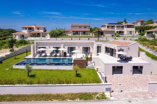 una vista aérea de una casa con piscina en Villa Andrea Double or Twin Rooms with pool, balcony and parking, en Vižinada