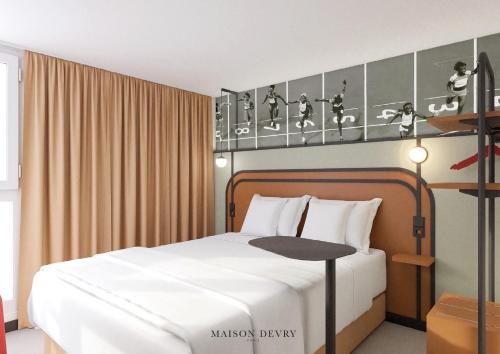 Un dormitorio con una cama blanca y una mesa. en ibis Styles Colombes Paris Ouest (Ouverture Octobre 2025), en Colombes