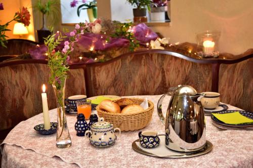 einen Tisch mit einem Korb Brot und einer Kerze in der Unterkunft Landhotel Zur Guten Einkehr in Bautzen