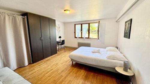 une chambre avec un lit et une fenêtre dans l'établissement Le refuge, Wifi, Parking privé, Proche Limoges, terrasse, jardin, à Le Palais-sur-Vienne