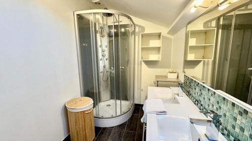 La salle de bains est pourvue d'une douche et de 2 lavabos. dans l'établissement Le refuge, Wifi, Parking privé, Proche Limoges, terrasse, jardin, à Le Palais-sur-Vienne