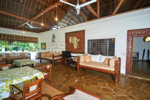 Гостиная зона в Ornella House Resort: Spacious 5-Bed Villa in Tropical Malindi