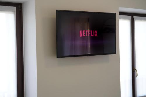 a flat screen tv hanging on a wall at OverGarden Rooms in Dossobuono