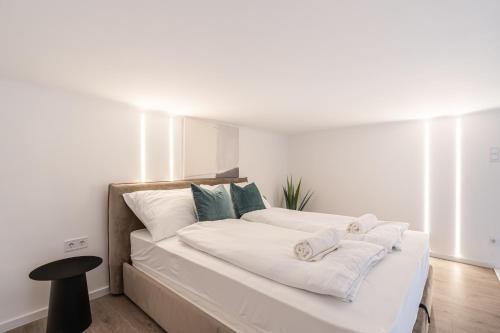 1 cama blanca grande con sábanas y almohadas blancas en Wesselenyi 33 - Stylish Apartments, Best Location by BQA, en Budapest