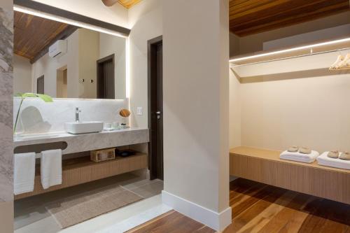 a bathroom with a sink and a mirror at Pousada A Rosa e o Rei in São Francisco Xavier