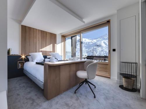 a bedroom with a bed and a desk and a window at Appartement rénové, lumineux avec terrasse, à deux pas des pistes à Tignes le Lac - FR-1-641-11 in Tignes