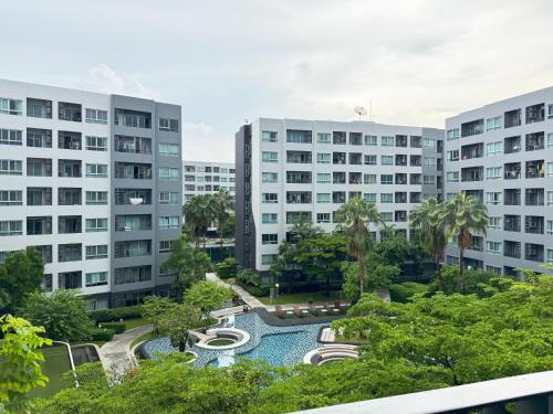 Una vista aérea de un complejo turístico con piscina y edificios. en Pool View Cozy 1BR Great Value Stay near BTS, en Amphoe Phra Khanong