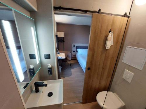 Ένα μπάνιο στο Brit Hotel Confort Rouen Centre