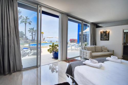 ein Schlafzimmer mit einem Bett und Blick auf einen Pool in der Unterkunft Villa Bay Blue in Llucmajor