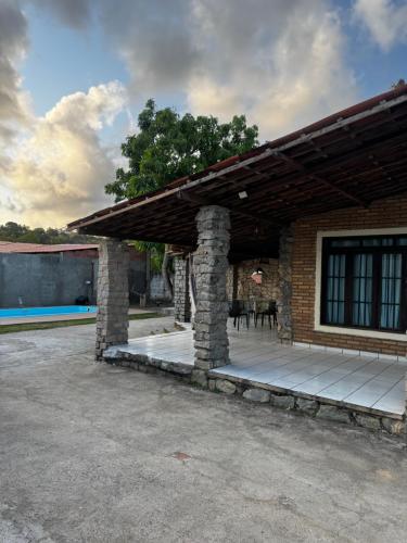 Casa con terraza de madera con techo en Excellent house in Maceió Ipioca, en Maceió
