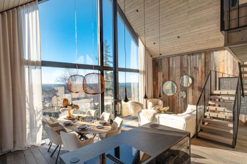 サーリセルカにあるAura Arctic Chalets - Grand Panoramic & Grand Hideawayのリビングルーム(テーブル、椅子、大きな窓付)