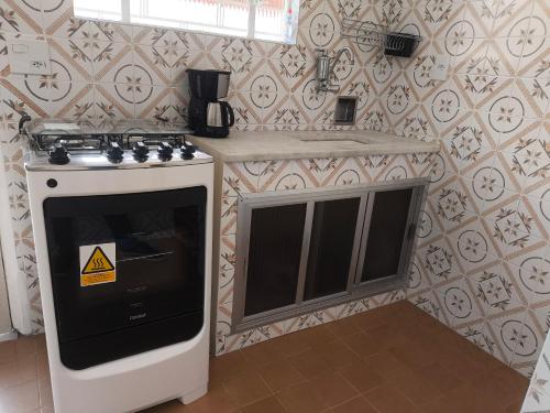 O bucătărie sau chicinetă la Paquetá: 2 quartos - AC , Wi-Fi e Churrasqueira!