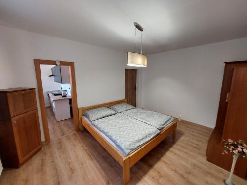 a bedroom with a bed and a table in it at Apartmán, byt v Srdci Kráľovského mesta- Kežmarok in Kežmarok