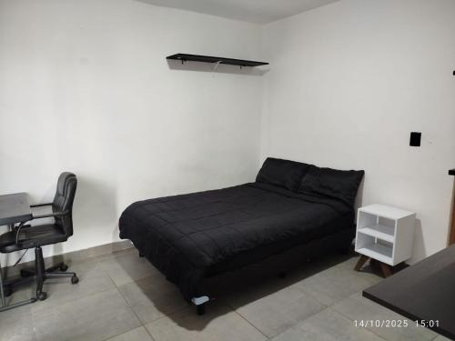Un dormitorio con una cama, un escritorio y una silla. en Casa súper Equipada Cumbres Dominio, en Monterrey