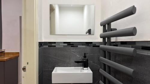 Koupelna v ubytování Home-from-Home Near Etihad, Garden & Free Parking