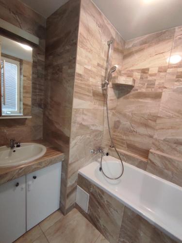 Un baño de Moderný apartmán pri lesoparku