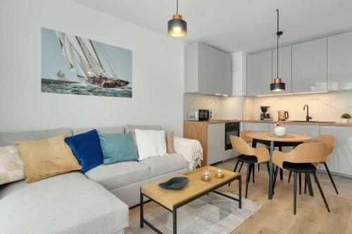 Stylish Apartment in a Modern Development Parking & Balcony by Noclegi Renters