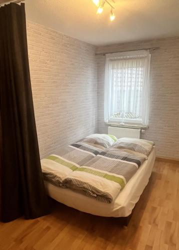 a bed in a room with a window at Ferienwohnung am See in Regis-Breitingen
